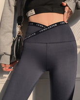 Bauchstraffende Hose mit gekreuzter Taille