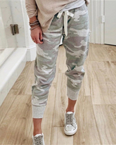 Lässige Jogginghose mit Kordelzug und Camo-Print