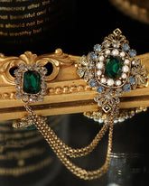 Smaragdbrosche im britischen Barockstil