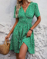 Kurzärmliges Temperamentkleid mit Saum