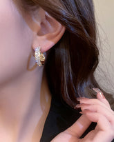 Glitzernde kleine Creolen