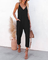 Einfarbiger Jumpsuit mit V-Ausschnitt und Hosenträgern und Taschen