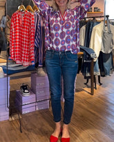 Elegante Bluse mit V-Ausschnitt und geometrischem Print