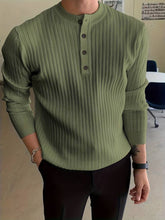 Gestrickter Pullover mit Knöpfen