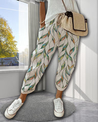 Entspannte Hose mit Blattmuster