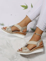 Orthopädische Sandalen mit mittlerem Absatz