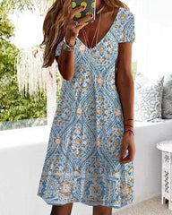 Kleider mit trendigen Prints und V-Ausschnitt 