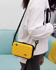 Miniaturkoffer als Umhängetasche