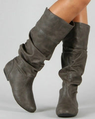 Zerknitterte Stiefel mit flachem Knie