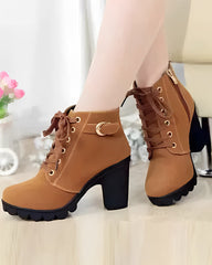 Martin-Stiefel mit Schnürsenkeln und dickem Absatz