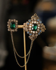 Smaragdbrosche im britischen Barockstil