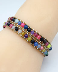 Armband mit gewebten Steinperlen in mehreren Farben