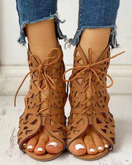 Flache Sandalen im Ethno-Stil und Ausschnitt