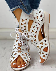 Flache Sandalen im Ethno-Stil und Ausschnitt