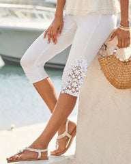 Kurze Hose mit Spitzennähten in Unifarben