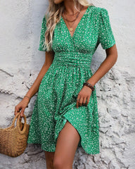 Kurzärmliges Temperamentkleid mit Saum