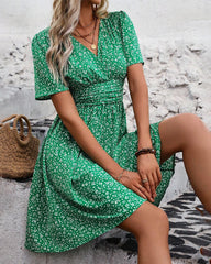 Kurzärmliges Temperamentkleid mit Saum