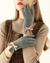 Warme Handschuhe mit Fliege und Schlitz