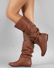 Zerknitterte Stiefel mit flachem Knie