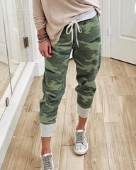 Lässige Jogginghose mit Kordelzug und Camo-Print