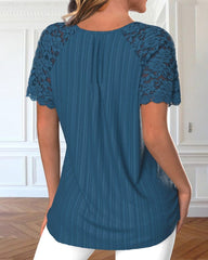 Kurzarm-Top mit Knöpfen und Spitze