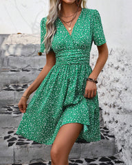 Kurzärmliges Temperamentkleid mit Saum