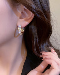 Glitzernde kleine Creolen