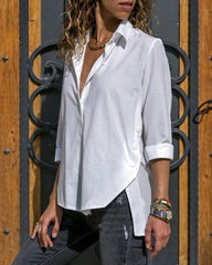 Langärmliges, übergroßes Hemd mit unregelmäßigem Schlitz