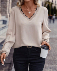 Schlichte Bluse mit Rüschen und V-Ausschnitt