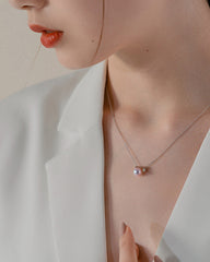 Einfache Perlenohrringe und Perlenketten