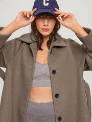 Langer Mantel mit Gürtel aus gebürsteter Wolle 