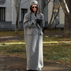 Grauer Mantel aus Wolle