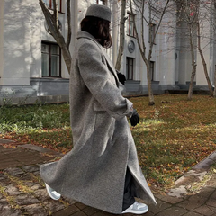 Grauer Mantel aus Wolle