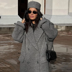 Grauer Mantel aus Wolle