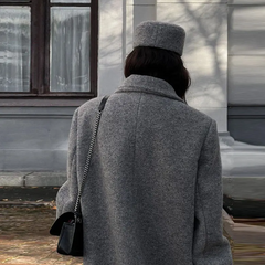 Grauer Mantel aus Wolle