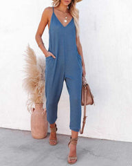 Einfarbiger Jumpsuit mit V-Ausschnitt und Hosenträgern und Taschen