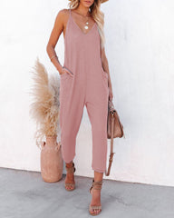 Einfarbiger Jumpsuit mit V-Ausschnitt und Hosenträgern und Taschen