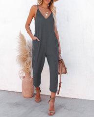 Einfarbiger Jumpsuit mit V-Ausschnitt und Hosenträgern und Taschen