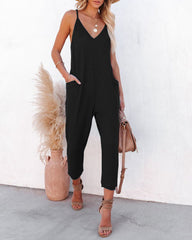 Einfarbiger Jumpsuit mit V-Ausschnitt und Hosenträgern und Taschen