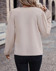 Schlichte Bluse mit Rüschen und V-Ausschnitt