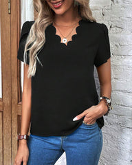 Schlichtes Kurzarmkleid mit V-Ausschnitt