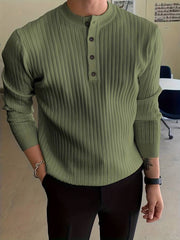 Gestrickter Pullover mit Knöpfen