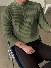 Gestrickter Pullover mit Knöpfen